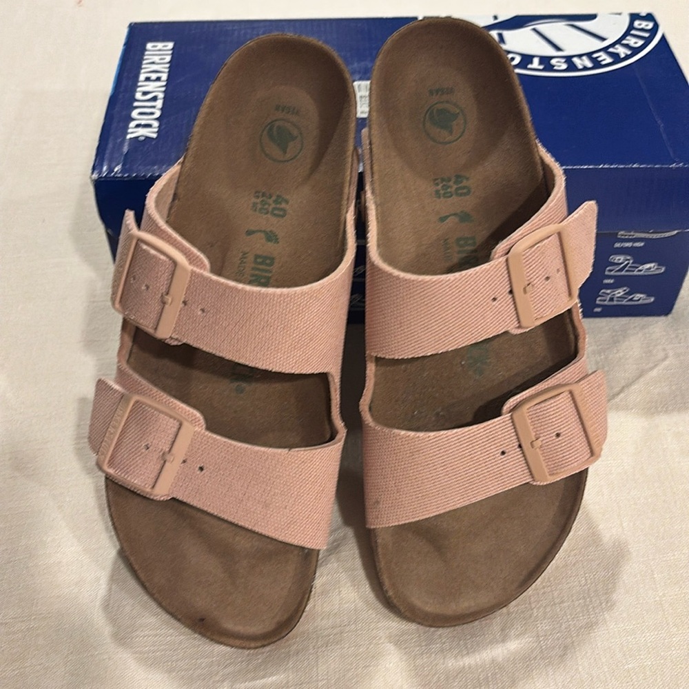 EUC Birkenstock Arizona Rivet Logo soft pink